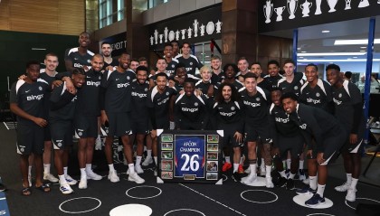 马马杜-萨尔被召回后，切尔西球员共同祝贺他赢得非洲杯冠军